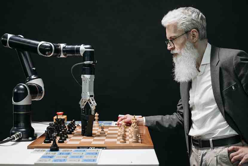 Schachpartie zwischen einem KI-Roboter und einem Menschen — Metapher für die Auseinandersetzung Coaching vs Künstliche Intelligenz 2026