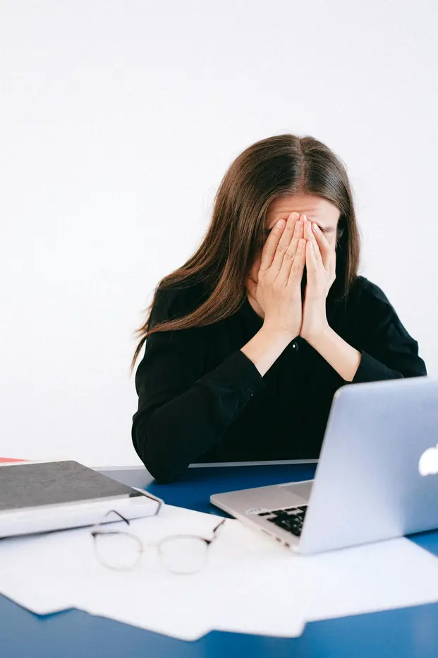 Erschöpfte Fachkraft am Schreibtisch: Burnout als Signal eines fragilen Systems, das nachhaltige Robustheit statt grenzenloser Performance braucht